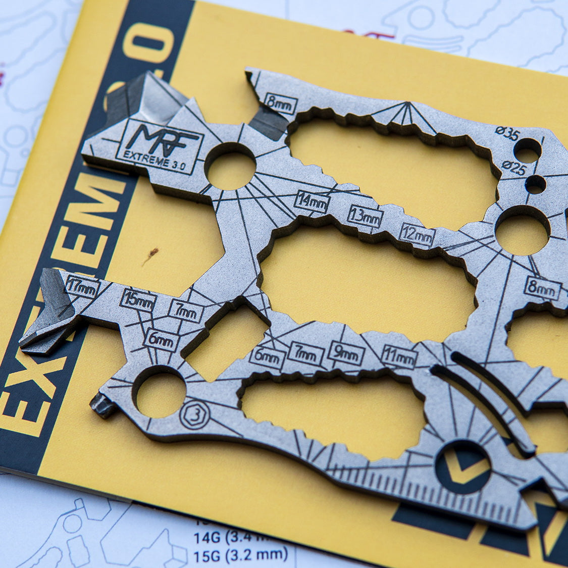 Close-up of the MRF Extreme plate showing engraved spoke-gauge cutouts labelled 14G and 15G with the 3.2 mm dimension, alongside wrench openings