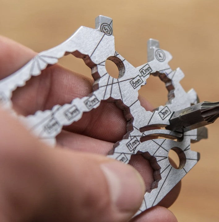 Hex bit locked in the card wrenches