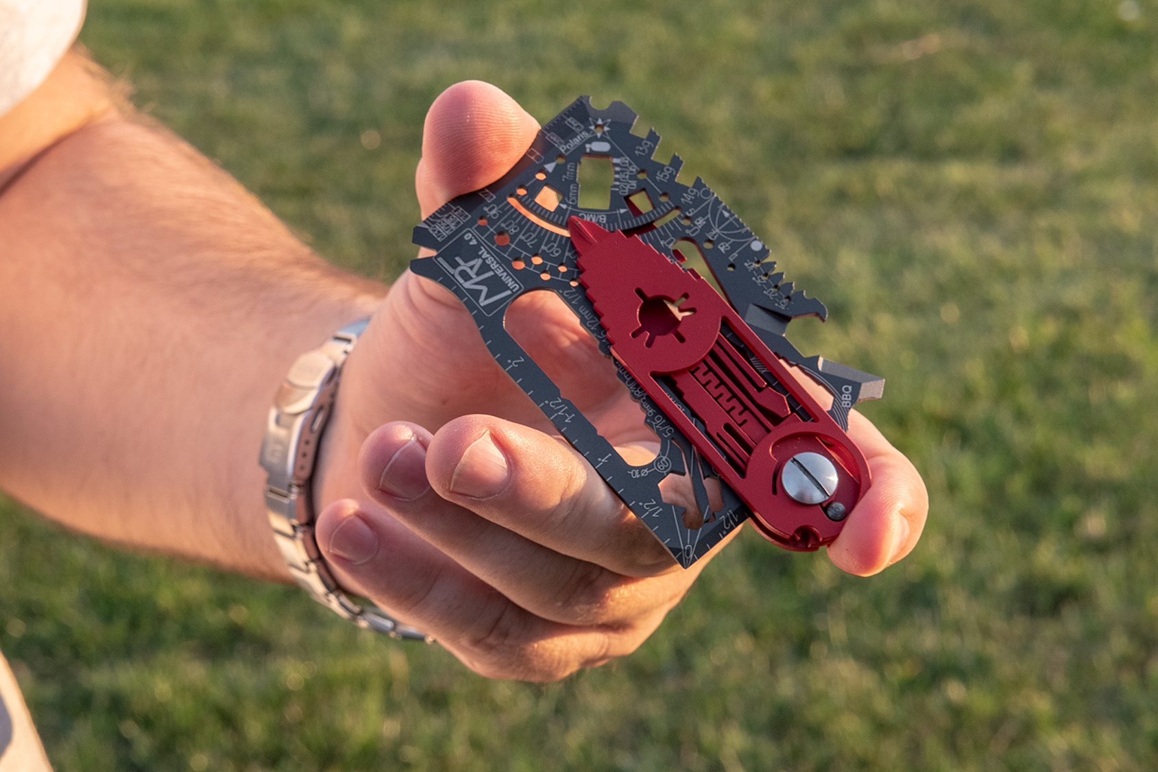 A Universal 4.0 held in one hand outdoors, a red KIT insert clicked into its modular slot